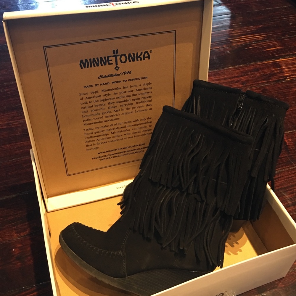 Minnetonka black fringe boots size 7